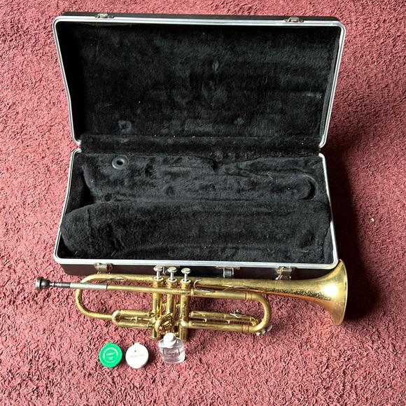 Selmer Bundy Trumpet - Picture 1 of 6